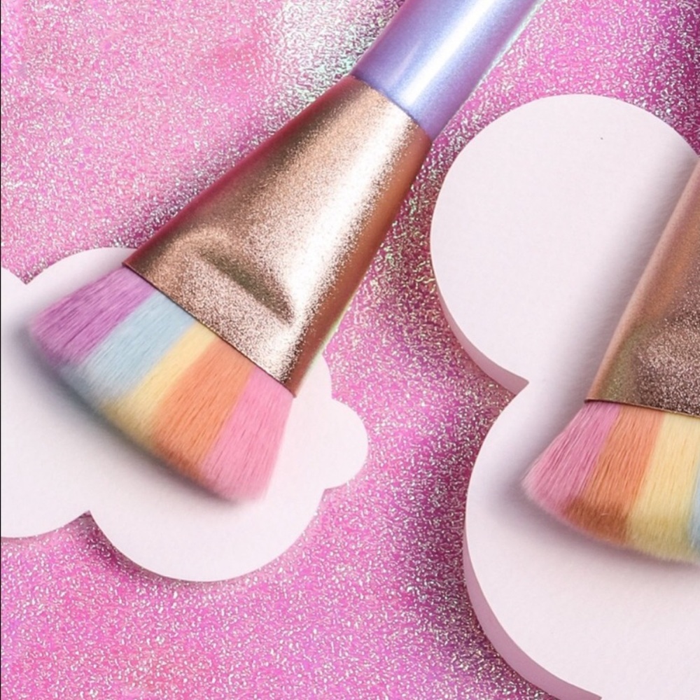 Rainbow strobe highlighter brush